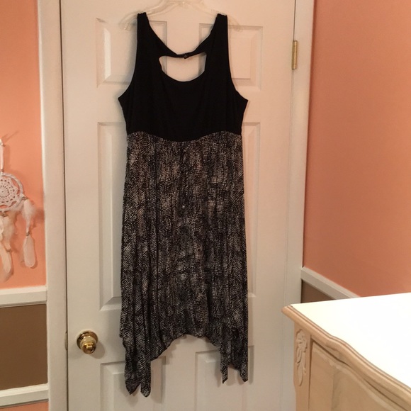 torrid Dresses & Skirts - Torrid Keyhole Back Handkerchief Dress